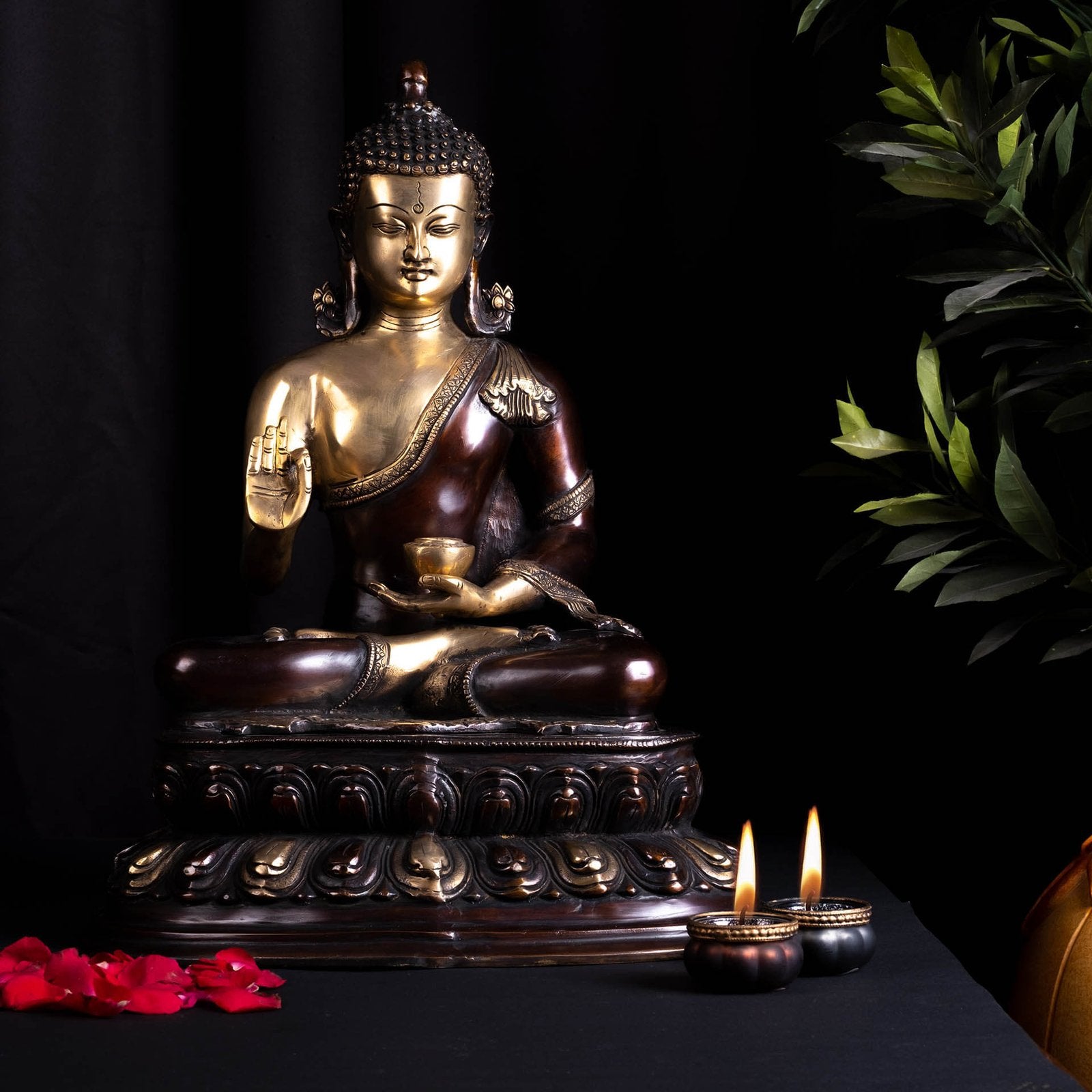 Buddha Sitting - Large in Brass