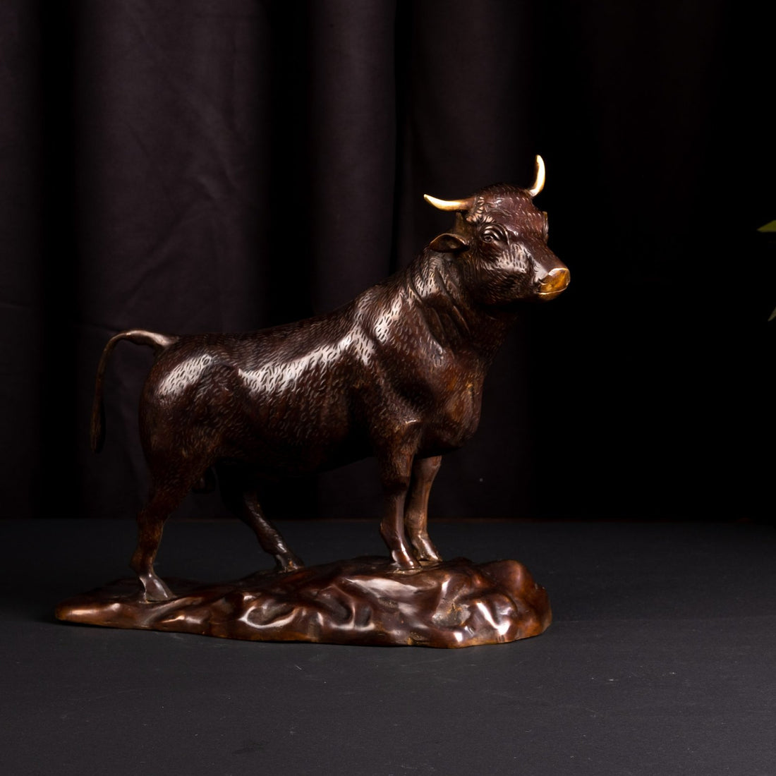Standing bull - Sculpture in Brass