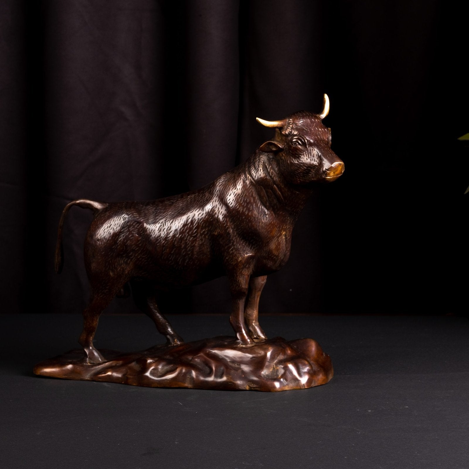 Standing bull - Sculpture in Brass